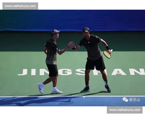 川超激战!球员交警联手解码 “双安全” 密码 川超激战!球员交警联手解码 “双安全” 密码